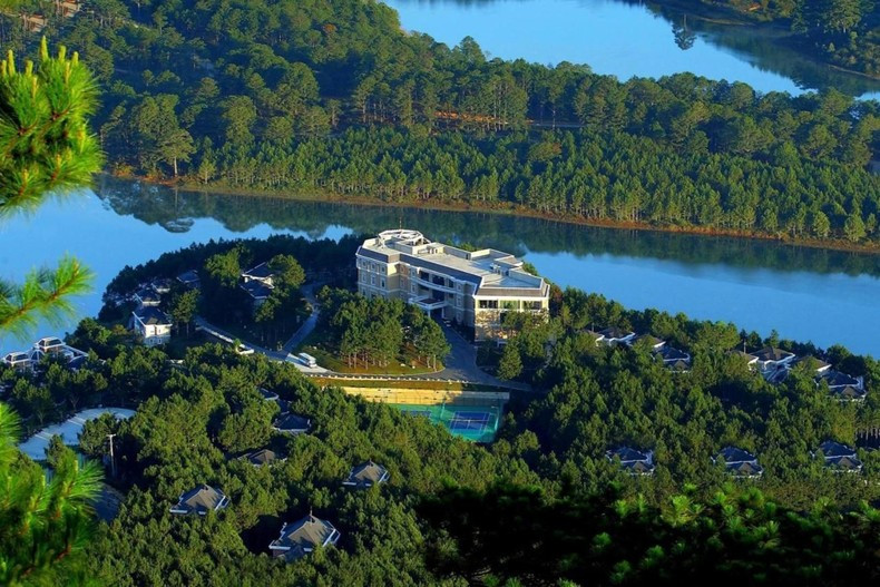 «Dalat Edensee Lake Resort & Spa», расположенный на берегу озера Туенлам, предлагает потрясающий вид на лес и озеро, приносящие спокойствие и умиротворение. «Dalat Edensee Lake Resort & Spa», расположенный на берегу озера Туенлам, предлагает потрясающий вид на лес и озеро, приносящие спокойствие и умиротворение.