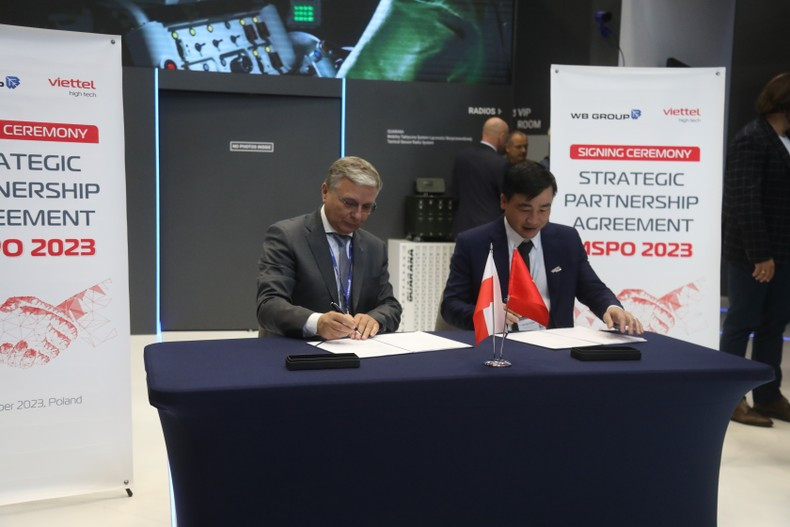 Стороны подписывают соглашение о стратегическом сотрудничестве. Стороны подписывают соглашение о стратегическом сотрудничестве.