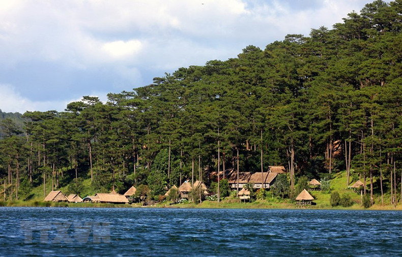 Национальная туристическая зона озера Туенлам привлекла десятки инвестиционных проектов с достаточно богатыми и разнообразными туристическими продуктами. Фото: ВИА Национальная туристическая зона озера Туенлам привлекла десятки инвестиционных проектов с достаточно богатыми и разнообразными туристическими продуктами. Фото: ВИА