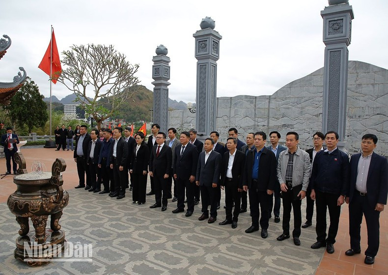 Делегация газеты «Нянзан» зажигает благовония в храме Дяди Хо. Делегация газеты «Нянзан» зажигает благовония в храме Дяди Хо.