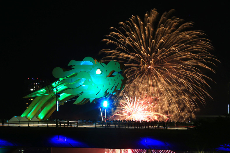 Международный фестиваль фейерверков в Дананге 2017 года. Фото: vnexpress.net Международный фестиваль фейерверков в Дананге 2017 года. Фото: vnexpress.net