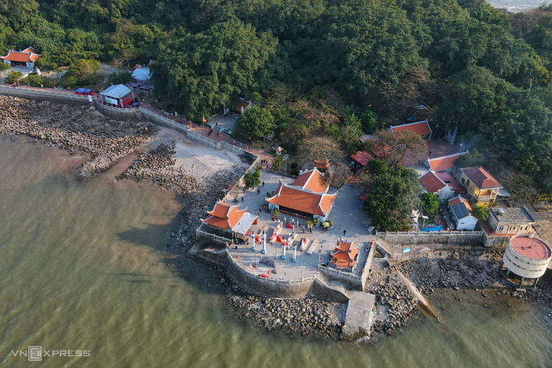 Остров является прекрасным местом для любителей природы и духовного туризма. На острове расположено 5 храмов и пагод, таких как храм Намхайтханвыонг, храм-пагода Шонлам, храм Матери, храм-пагода Донгфыонг и храм-пагода Намфыонг. Остров является прекрасным местом для любителей природы и духовного туризма. На острове расположено 5 храмов и пагод, таких как храм Намхайтханвыонг, храм-пагода Шонлам, храм Матери, храм-пагода Донгфыонг и храм-пагода Намфыонг.