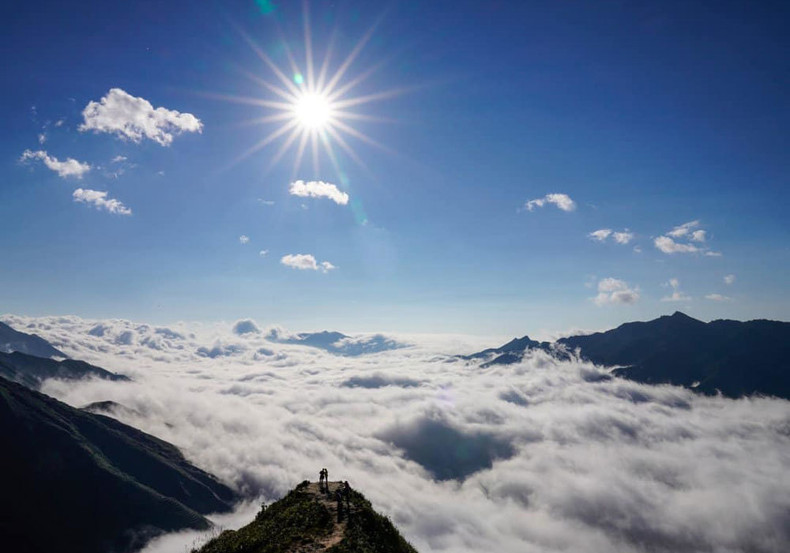 Вершина Тасуа на высоте 2865 м расположена между провинциями Йенбай и Шонла. Лучшее время для наслаждения видом на облака на вершине Тасуа – с декабря по март.