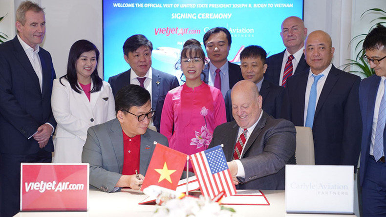 Представители «Vietjet» и «Carlyle» подписывают соглашение о спонсорстве самолетов.