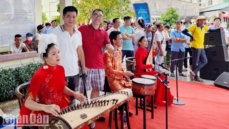 Фукуок встречает пассажиров лайнера «Costa Serena».