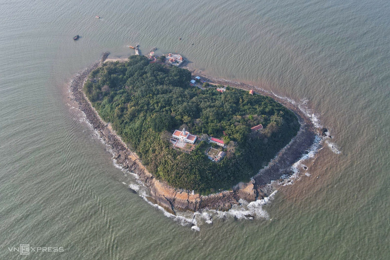 При взгляде сверху остров Зау имеет форму сердца, выделяющегося посреди моря. При взгляде сверху остров Зау имеет форму сердца, выделяющегося посреди моря.