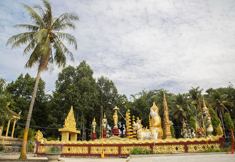 Эта пагода, не застроенная множеством этажей со сложной архитектурой, отличается нежной умеренной традиционной красотой, что заставляет каждого посетителя чувствовать ее чрезвычайно близкой и знакомой.