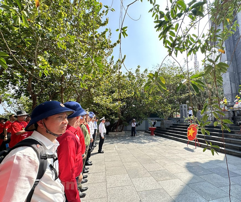 Члены делегации № 4/2023 отдают дань уважения павшим за Родину у Памятника героям и павшим бойцам на большом острове Чыонгша. Члены делегации № 4/2023 отдают дань уважения павшим за Родину у Памятника героям и павшим бойцам на большом острове Чыонгша.