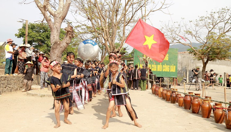 Каждый год жители народности Бахнар в деревне Пранг проводят церемонии поклонения в доме Ронг и во дворе дома Ронг. Это два основных ритуала деревни, чтобы вспомнить ушедших жителей деревни, помолиться о крепком здоровье в году, благоприятной погоде и обильном урожае.