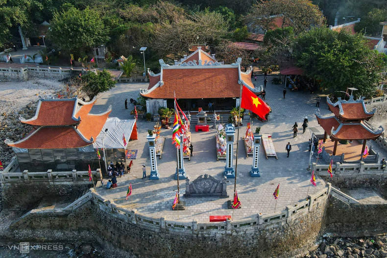 Самым известным храмом является Намхайтханвыонг, где поклоняются военному полководцу династии Чан, который погиб в битве против монгольского вторжения во Вьетнам. Самым известным храмом является Намхайтханвыонг, где поклоняются военному полководцу династии Чан, который погиб в битве против монгольского вторжения во Вьетнам.