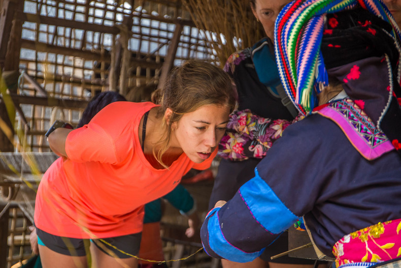 Посетители изучают производство ткани на ткацких станках. Посетители изучают производство ткани на ткацких станках.