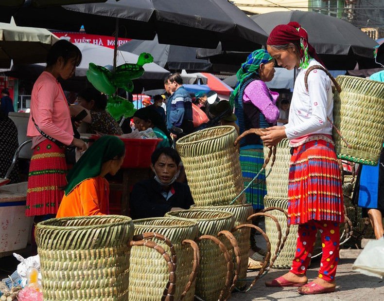 Заплечные коробы продаются на рынке. Заплечные коробы продаются на рынке.