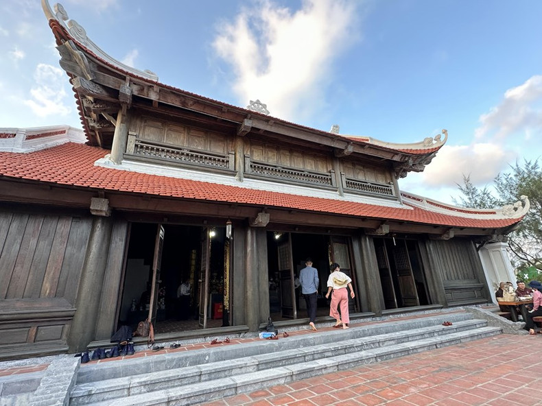 Пагода Шиньтондонг также является важным духовным местом, подтверждающим священный и нерушимый суверенитет Вьетнама над морем и островами. Пагода имеет площадь 500 кв.м и включает трехсторонние ворота, главный зал и дом монахов. Пагода Шиньтондонг также является важным духовным местом, подтверждающим священный и нерушимый суверенитет Вьетнама над морем и островами. Пагода имеет площадь 500 кв.м и включает трехсторонние ворота, главный зал и дом монахов.