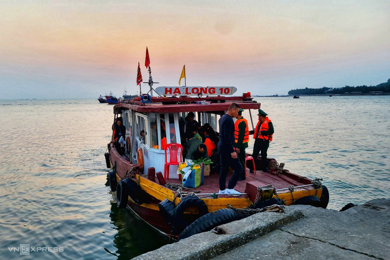 До острова посетители добираются на катамаране с пристани туристической зоны Хонзау. Время пути около 10 минут. До острова посетители добираются на катамаране с пристани туристической зоны Хонзау. Время пути около 10 минут.