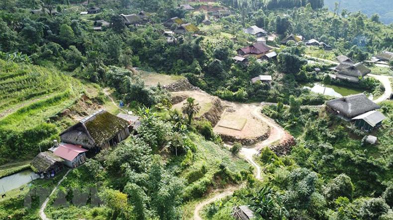 Извилистая дорога, петляющая по террасным полям в селении Сафин. Извилистая дорога, петляющая по террасным полям в селении Сафин.