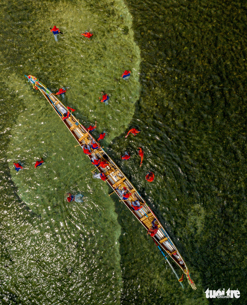 Гоночная лодка готовится на старте.