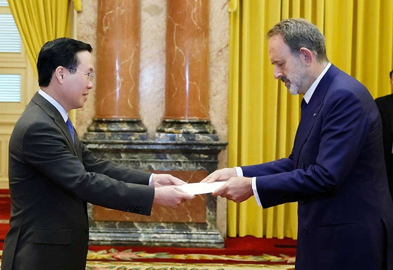 Посол Италии Марко Делла Сета вручает верительную грамоту Президенту Вьетнама. Фото: ВИА Посол Италии Марко Делла Сета вручает верительную грамоту Президенту Вьетнама. Фото: ВИА