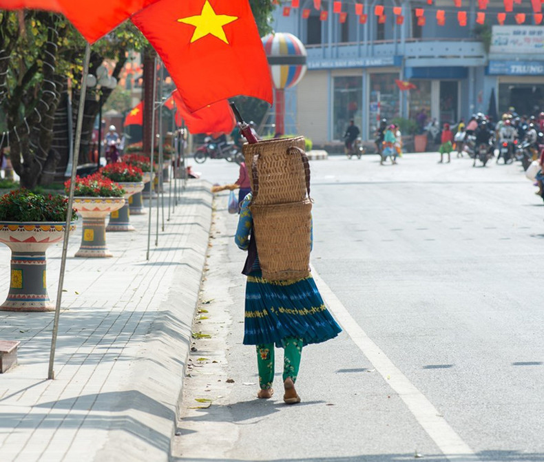 Житель народности Хмонг несет заплечный короб на местный рынок. Житель народности Хмонг несет заплечный короб на местный рынок.