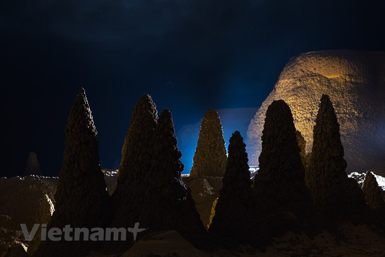 Сталактиты образовались после тысячелетней истории. Сталактиты образовались после тысячелетней истории.