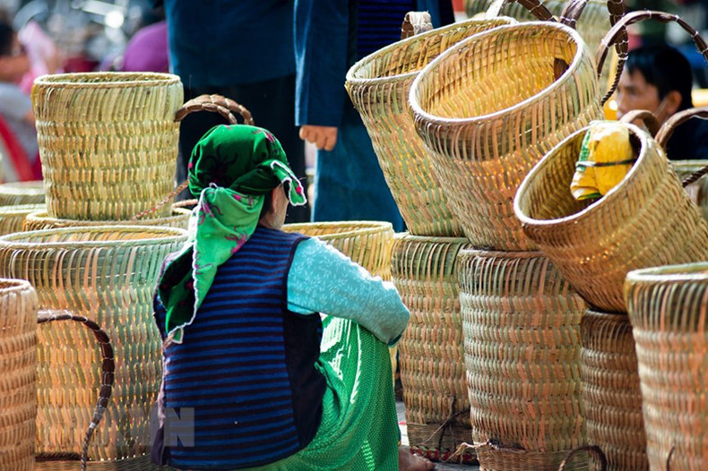 Заплечные коробы продаются на рынке. Заплечные коробы продаются на рынке.