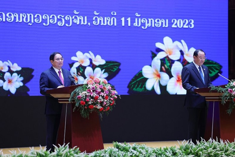 Премьер-министр Фам Минь Тьинь и Премьер-министр Лаоса Сонесай Сипхандон на церемонии закрытия «Года солидарности и дружбы между Вьетнамом и Лаосом, между Лаосом и Вьетнамом – 2022». Фото: ВИА Премьер-министр Фам Минь Тьинь и Премьер-министр Лаоса Сонесай Сипхандон на церемонии закрытия «Года солидарности и дружбы между Вьетнамом и Лаосом, между Лаосом и Вьетнамом – 2022». Фото: ВИА