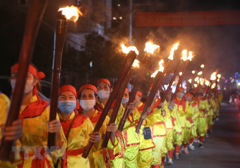 Церемония проводится с надеждой на мирную, благополучную, процветающую и счастливую жизнь. Церемония проводится с надеждой на мирную, благополучную, процветающую и счастливую жизнь.