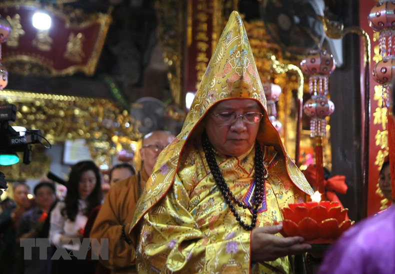 Вечером 24 апреля (5 марта по лунному календарю) в Храмовом комплексе Заи уезда Вубан провинции Намдинь состоялась церемония зажигания факелов. Это одна из трех уникальных церемоний фестиваля в Храмовом комплексе Заи. Вечером 24 апреля (5 марта по лунному календарю) в Храмовом комплексе Заи уезда Вубан провинции Намдинь состоялась церемония зажигания факелов. Это одна из трех уникальных церемоний фестиваля в Храмовом комплексе Заи.