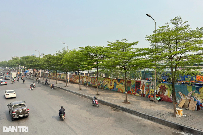 Ряды зеленых деревьев на обочине «Керамической дороги» на улице Чаннятзуат, расположенной на границе районов Бадинь и Хоанкием. Ряды зеленых деревьев на обочине «Керамической дороги» на улице Чаннятзуат, расположенной на границе районов Бадинь и Хоанкием.