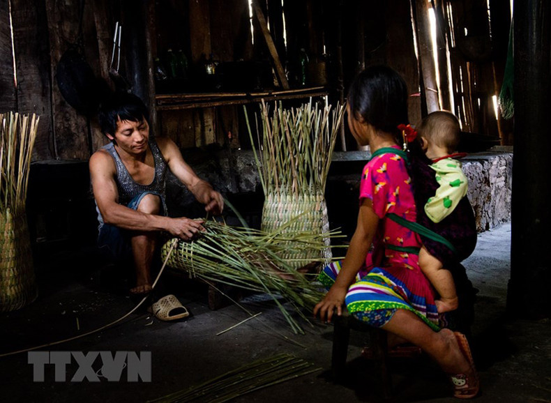 Житель Хмонг плетет заплечный короб. Житель Хмонг плетет заплечный короб.