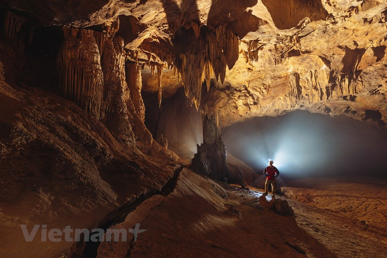 Величественные пейзажи внутри пещеры. Величественные пейзажи внутри пещеры.