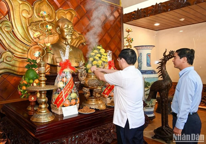 Председатель НС Выонг Динь Хюэ зажигает благовония в память о Президенте Хо Ши Мине. Фото: Зюи Линь Председатель НС Выонг Динь Хюэ зажигает благовония в память о Президенте Хо Ши Мине. Фото: Зюи Линь