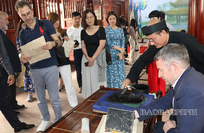 Иностранные гости изучают искусство лубочных картинок Донгхо. Фото: baobacninh.com.vn Иностранные гости изучают искусство лубочных картинок Донгхо. Фото: baobacninh.com.vn