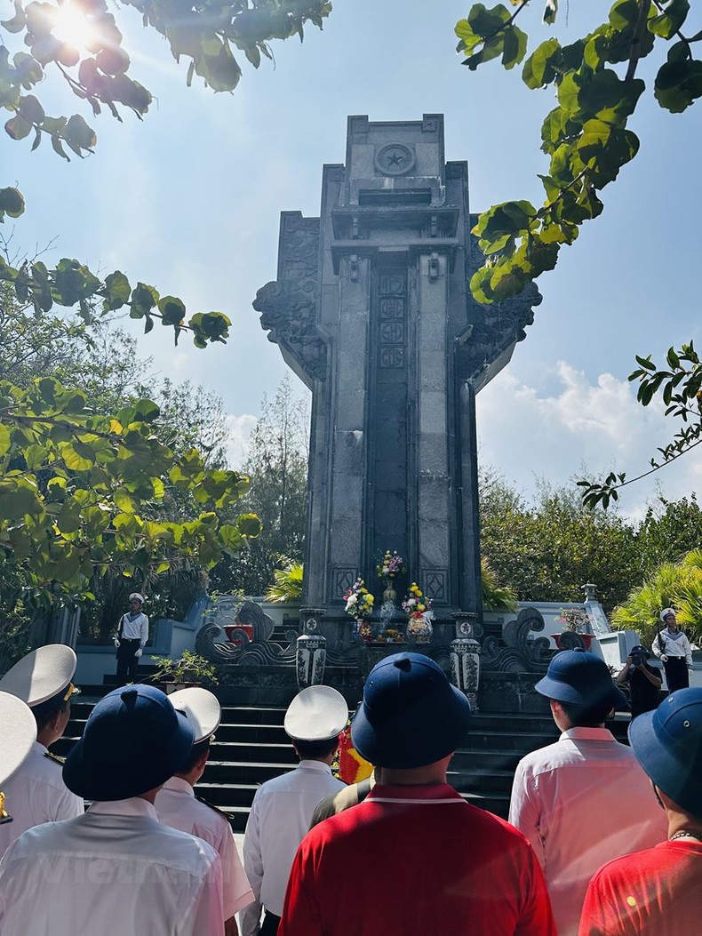 Минута молчания в память о заслугах погибших бойцов на архипелаге Чыонгша. Минута молчания в память о заслугах погибших бойцов на архипелаге Чыонгша.
