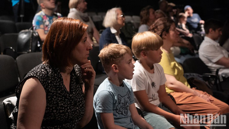 Российские зрители внимательно смотрят выступление вьетнамских артистов. Фото: Тхань Тхэ Российские зрители внимательно смотрят выступление вьетнамских артистов. Фото: Тхань Тхэ