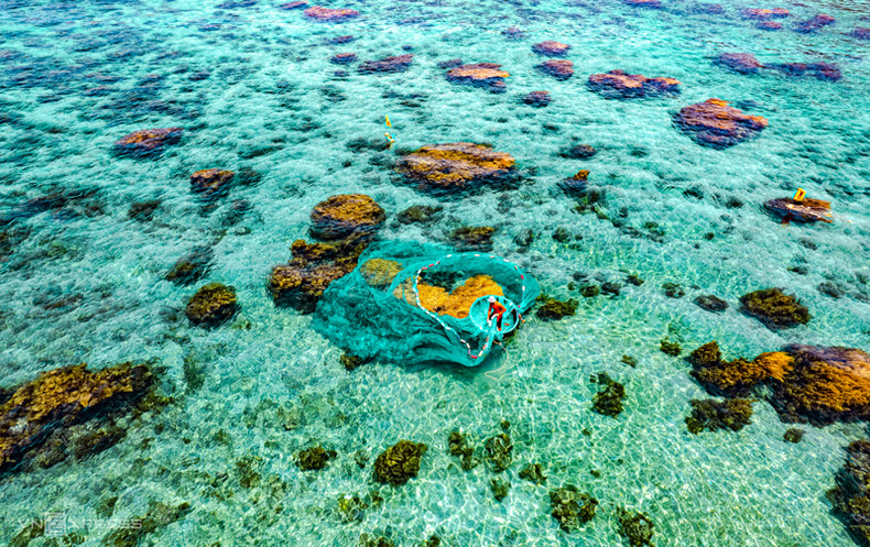 Местный житель ловит рыбу на участке с негустыми заросшими водорослями. Местный житель ловит рыбу на участке с негустыми заросшими водорослями.