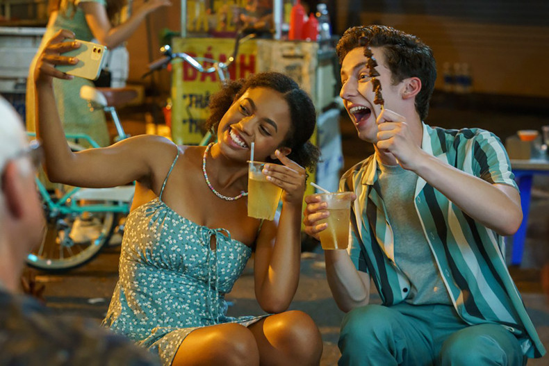 Герои фильма наслаждаются уличной едой столицы Вьетнама. Герои фильма наслаждаются уличной едой столицы Вьетнама.