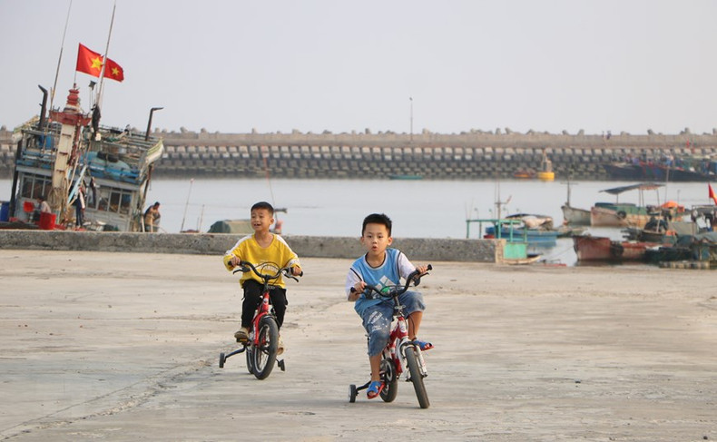 Дети играют на площади островного уезда Батьлонгви.