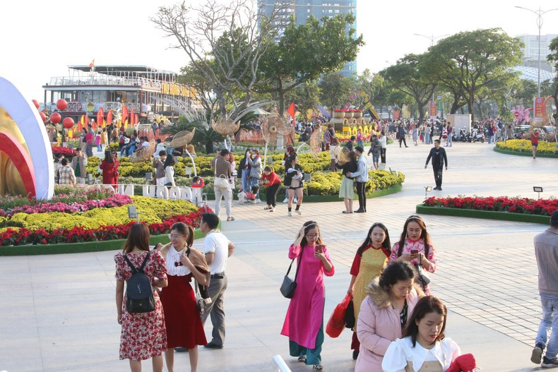 Цветочная улица привлекает множество посетителей. Цветочная улица привлекает множество посетителей.