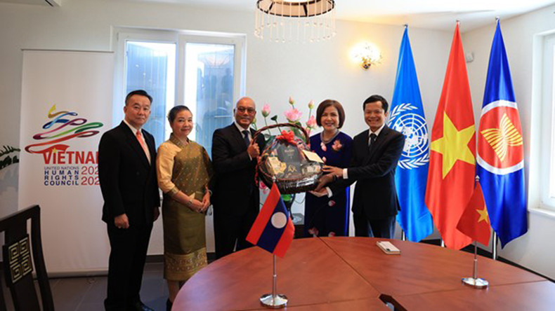 Посол Латсами Кеомани поздравляет Постоянную миссию Вьетнама при ООН, ВТО и других международных организациях в Женеве. Фото: ВИА Посол Латсами Кеомани поздравляет Постоянную миссию Вьетнама при ООН, ВТО и других международных организациях в Женеве. Фото: ВИА