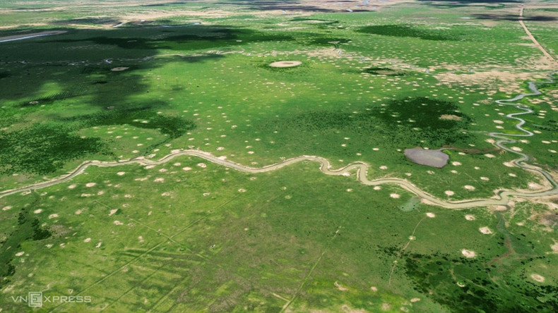 Озеро Чиан площадью 32 000 га расположено между уездами Динькуан, Тхонгнят, Чангбом и Винькыу в провинции Донгнай. Озеро Чиан площадью 32 000 га расположено между уездами Динькуан, Тхонгнят, Чангбом и Винькыу в провинции Донгнай.