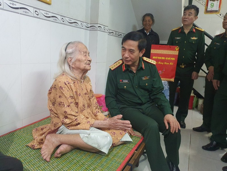 Генерал армии Фан Ван Жанг навещает мать-героиню Ле Тхи Кам в городе Кюиньон провинции Биньдинь. Генерал армии Фан Ван Жанг навещает мать-героиню Ле Тхи Кам в городе Кюиньон провинции Биньдинь.