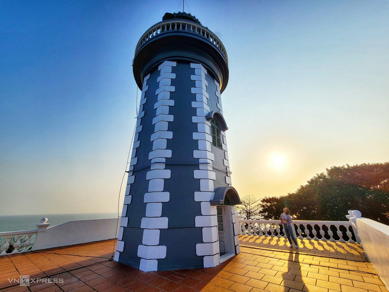 Чтобы добраться до вершины маяка, посетители должны подняться по 125 спиралевидным ступеням. Чтобы добраться до вершины маяка, посетители должны подняться по 125 спиралевидным ступеням.