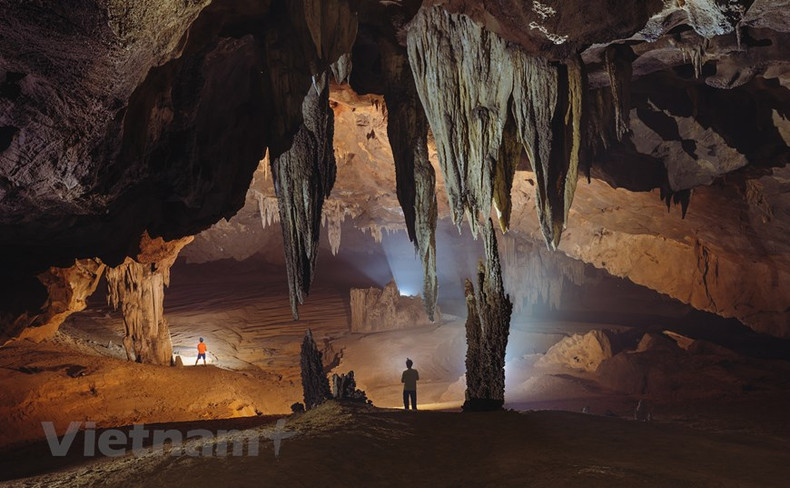 Красивые сталактиты в пещере Ва. Красивые сталактиты в пещере Ва.