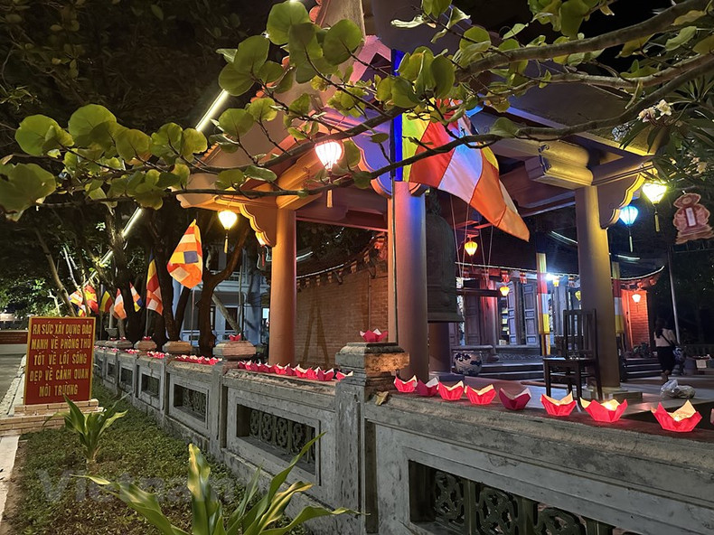 Вокруг пагоды Чыонгшалон горят цветочные фонари. Вокруг пагоды Чыонгшалон горят цветочные фонари.