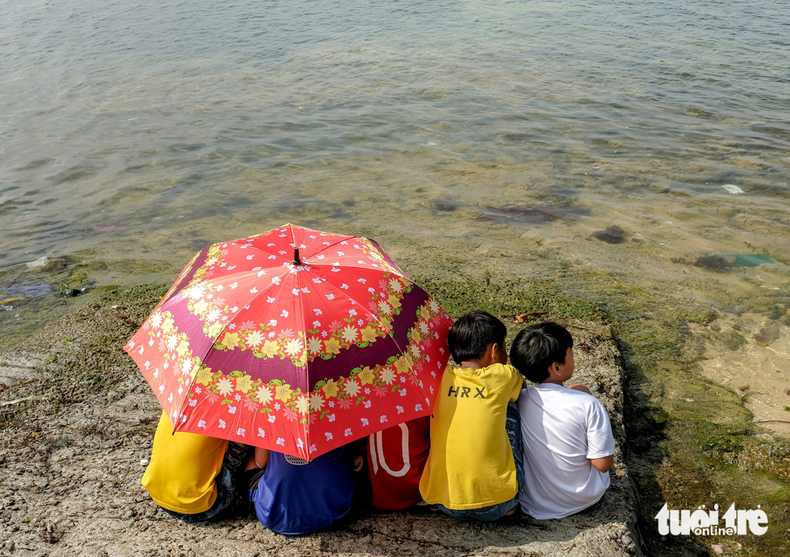 Юные зрители укрываются от солнца, чтобы поболеть за команды.