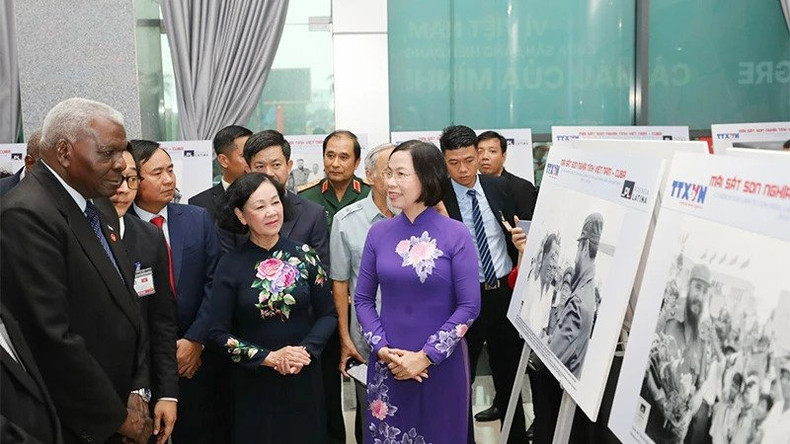 Фотовыставка в городе Донгха на тему «Вечная крепкая дружба между Вьетнамом и Кубой». Фотовыставка в городе Донгха на тему «Вечная крепкая дружба между Вьетнамом и Кубой».