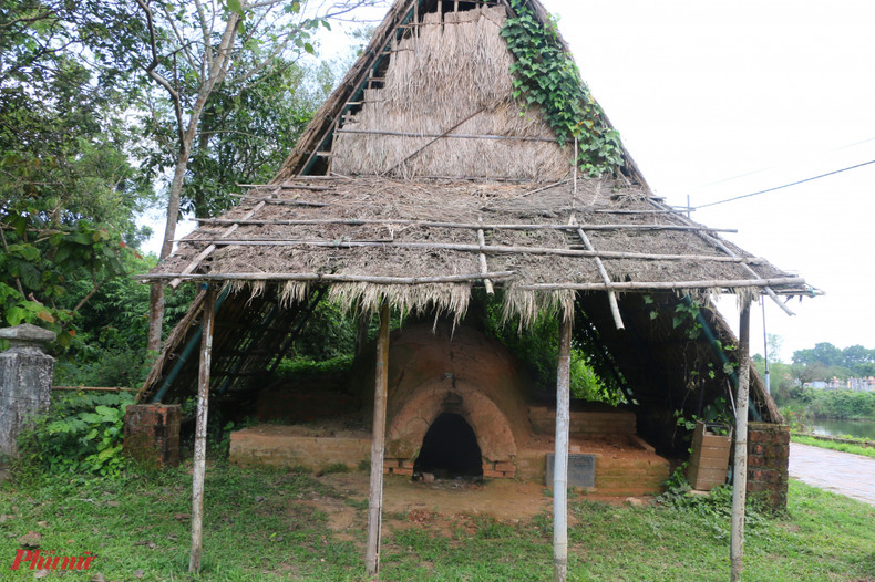 Старинные керамические изделия изготавливаются вручную и обжигаются в печах на дровах. Старинные керамические изделия изготавливаются вручную и обжигаются в печах на дровах.
