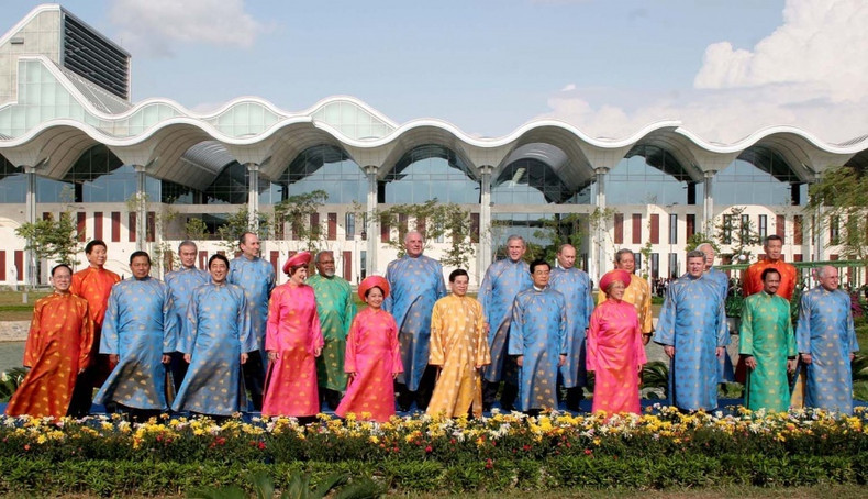 Главы государств в традиционных вьетнамских платьях «аозай» на Неделе саммитов АТЭС в 2006 году. Фото: baoquocte.vn