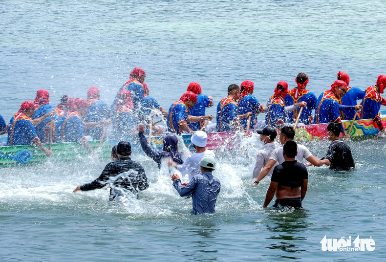 Болельщики болеют за гонщиков.