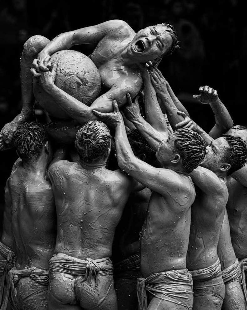 Фотография фестиваля водной борьбы в деревне Ван уезда Вьетйен провинции Бакжанг была опубликована National Geographic в августе 2022 года.